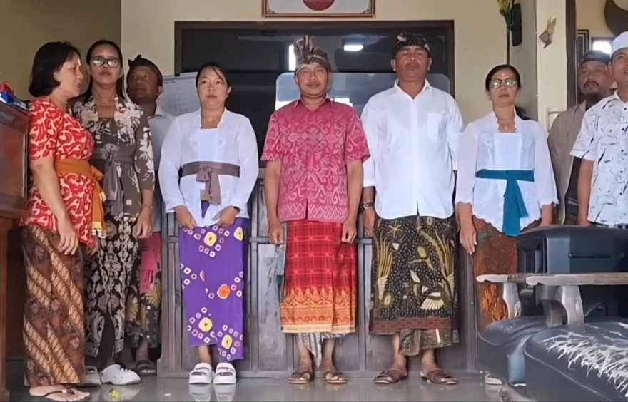 Pelaksanaan Mendengarkan, Menyanyikan Lagu Indonesia Raya dan Pancasila oleh Perangkat Desa Batungsel Bulan April